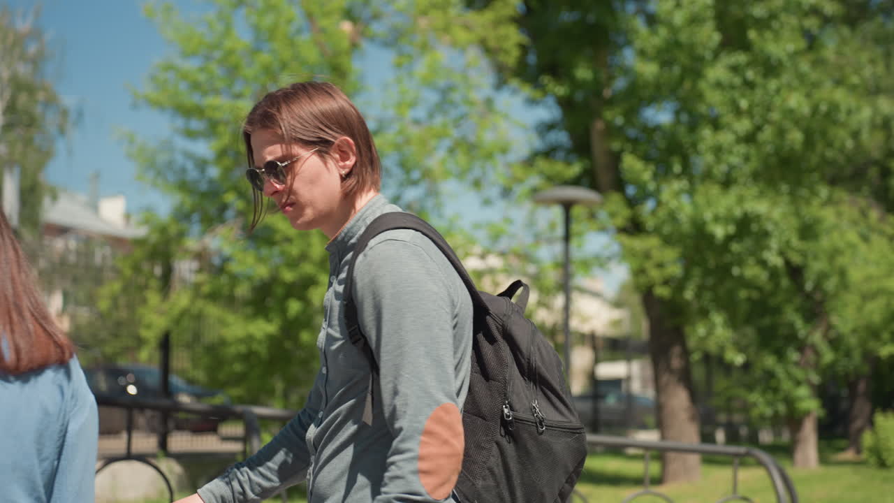 Estudiantes caucásicos paseando por un vibrante sendero universitario, interactuando socialmente; amigos de la región del Cáucaso caminando por una animada calle universitaria con mochilas y un diálogo alegre.