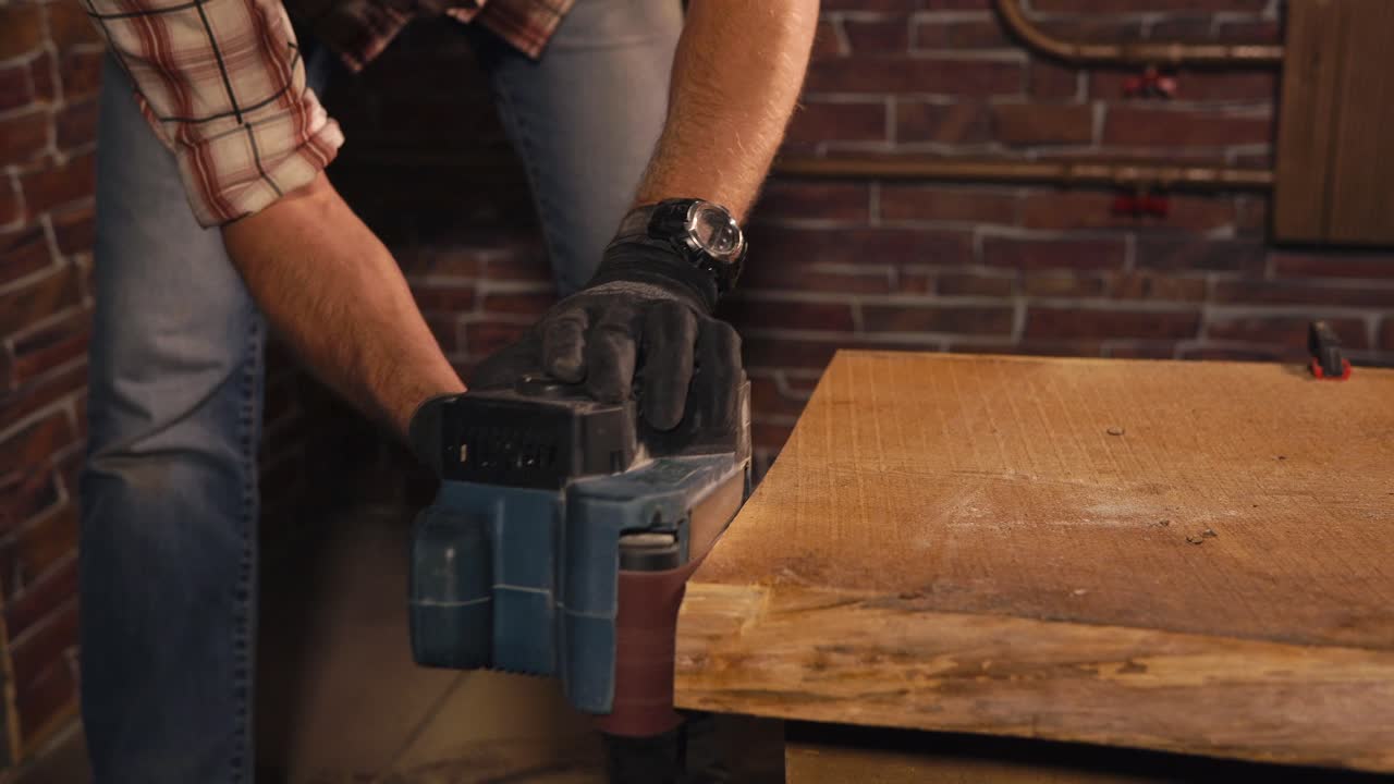 hombre usando un planificador en una mesa de madera