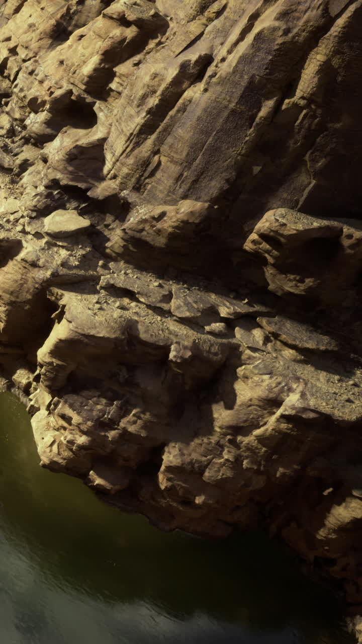 Formazioni rocciose vicino al fiume di giorno in un ambiente naturale.