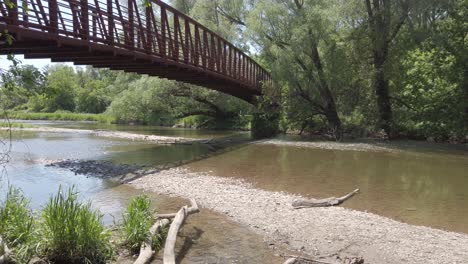 Panorámica-Debajo-Del-Paso-Subterráneo-De-Un-Puente---Fondo-Escénico