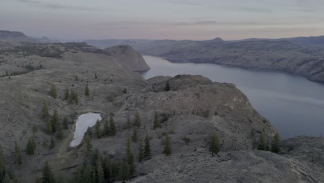 oasis del desierto desde arriba: vislumbres de drones de las praderas de los acantilados del lago kamloops