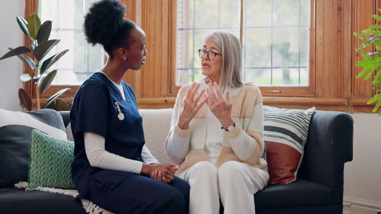 anciana, mujer triste o cuidadora con empatía