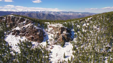 Imágenes-Aéreas-Volando-Sobre-La-Cresta-De-La-Montaña-Alpina-Nevada-Para-Revelar-Un-Hermoso-Paisaje-Abierto-De-Montañas-Rocosas-En-El-Monte-Evans,-Colorado,-EE.UU.