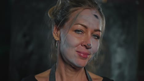 mujer con la cara pintada