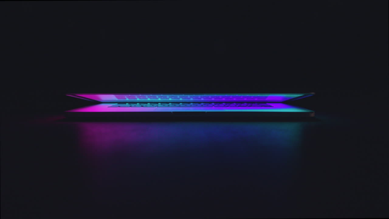 다가올 미래를 상기시켜주는 어둠 속에서 빛나는 맥북 프로