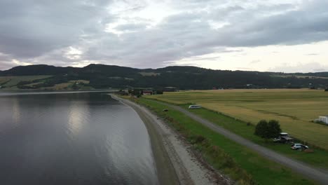 Campingplatz-Am-Wasser-An-Einem-Norwegischen-Fjord