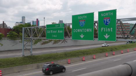 vista en cámara lenta de la autopista en detroit-1