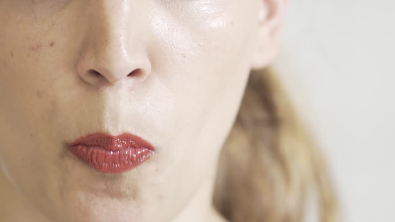 крупный план светловолосой кавказской девушки с красными губами, жующей жвачку и надувающей пузыри, кадры хипстерской поп-музыки, b roll