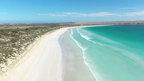 Excelente-Toma-Aérea-De-Olas-Que-Lamen-La-Playa-De-Los-Surfistas-En-Streay-Bay,-Península-De-Eyre,-Sur-De-Australia