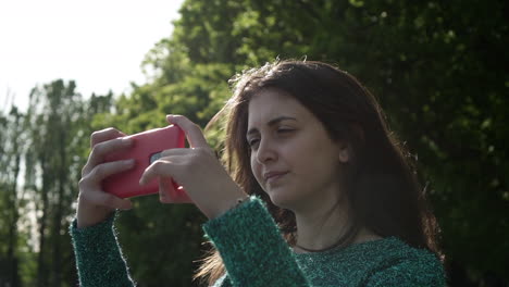 Bonita-Mujer-Italiana-Turista-Tomando-Fotografías-De-Un-Parque-En-Wimbledon-Londres