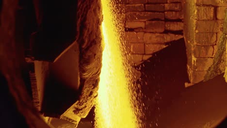derramamiento de metal fundido en una fábrica