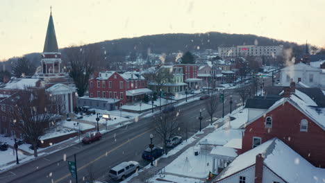 Winterschnee-Fällt-Auf-Die-Malerische,-Gemütliche-Amerikanische-Stadt