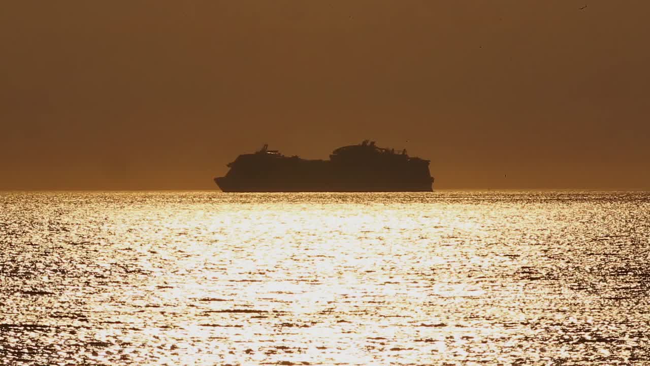 포르투갈 해의 관광 보트 해가 지고