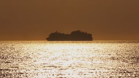 Barco-De-Turismo-En-Portugal-Mar-Atardecer