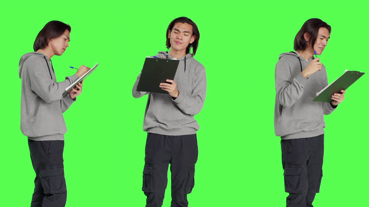 젊은 남자가 메모를 작성하고 생각하고 있습니다.