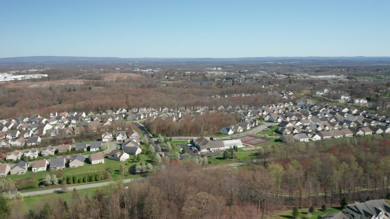 Filmato aereo con drone 4K di condomini e abitazioni residenziali a vicolo cieco a Middletown, New York.
