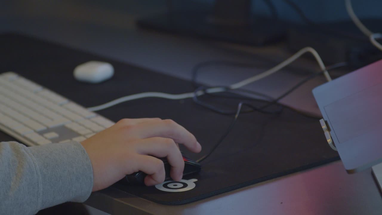 muñeca fuera de la mano masculina usando el ratón de la computadora