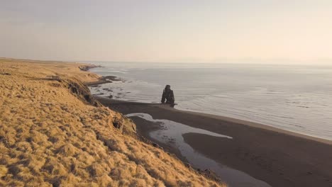 tomas de drones de la roca hvitserkur en islandia