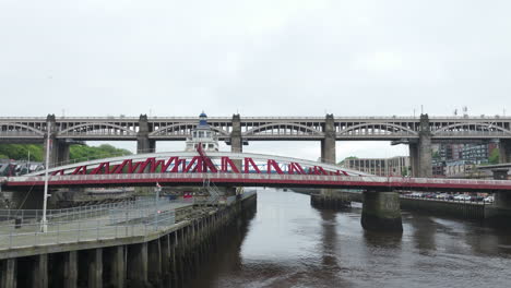 Un-Puente-De-Carretera-De-Un-Solo-Tramo,-A-Través-Del-Arco---Puente-Giratorio-De-Newcastle-En-El-Río-Tyne,-Inglaterra,-Reino-Unido