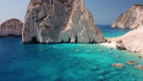 Der-Abgelegene-Und-Wunderschöne-Strand-Von-Mizithres-An-Der-Westküste-Der-Insel-Zakynthos,-Griechenland,-Mit-Kristallklarem-Meer-Im-Sommer