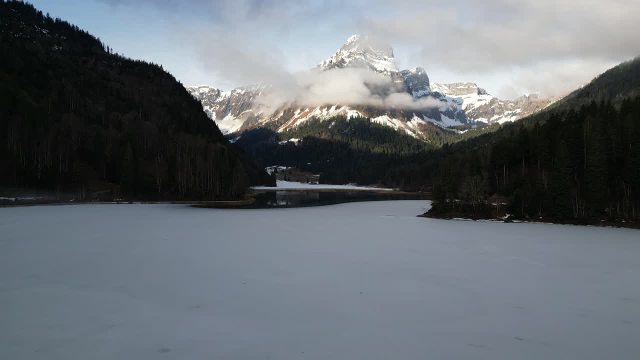 obersee glarus näfels suiza vuelo bajo sobre el hielo derretido