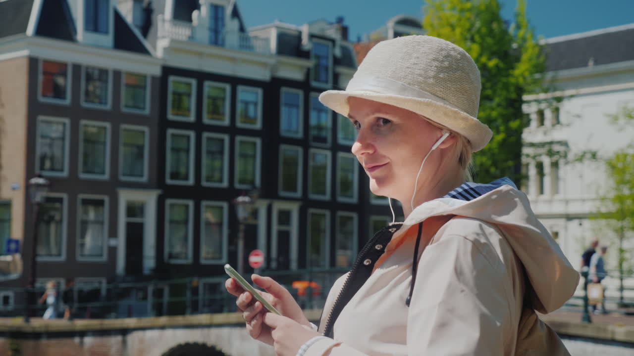 암스테르담에서 스마트폰을 가진 여자