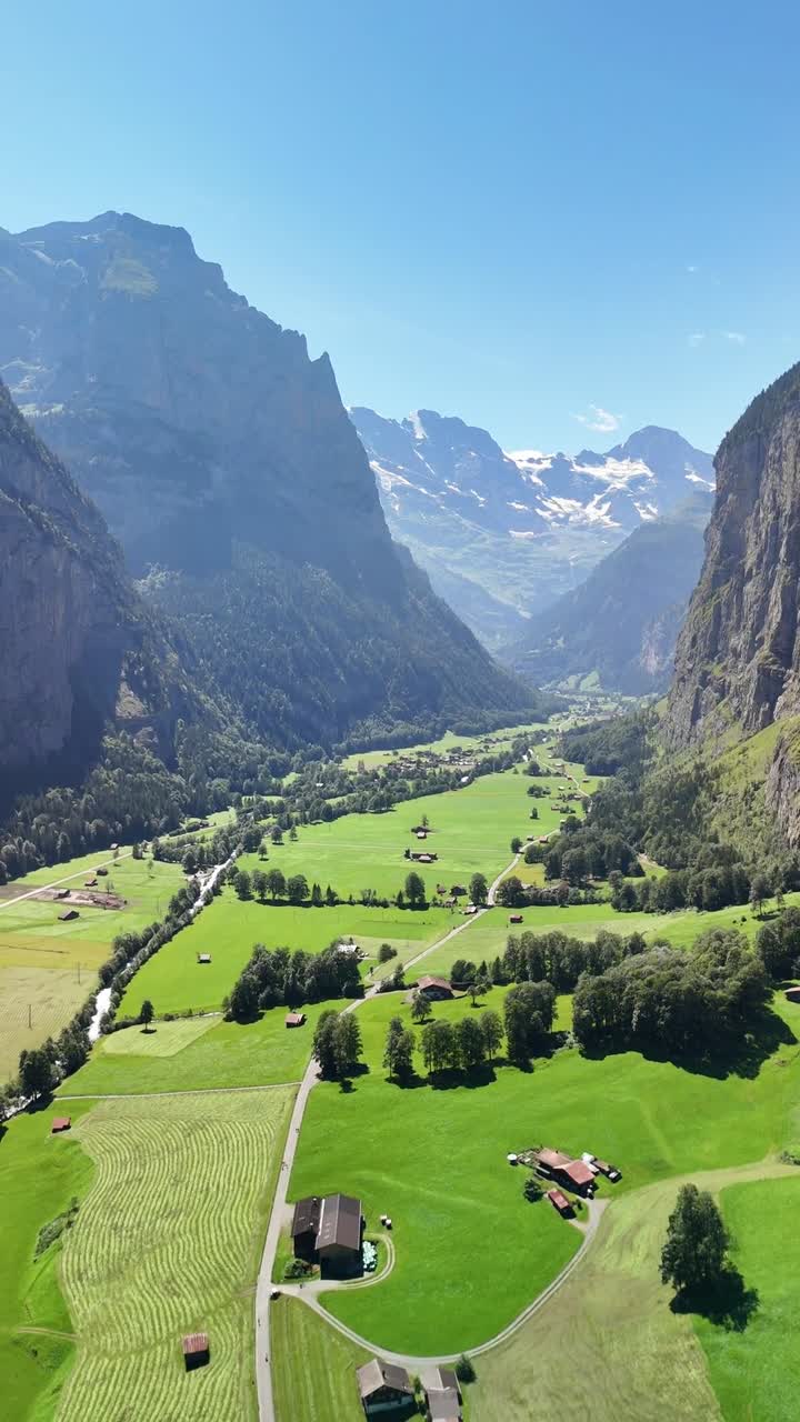 Destinazione turistica Svizzera, Valle di Lauterbrunnen, drone aereo svizzero