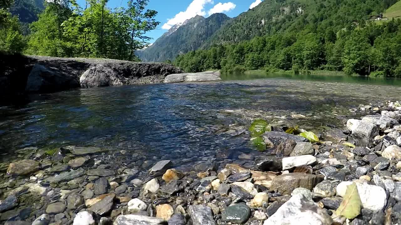 Un ruscello che sfocia in un lago