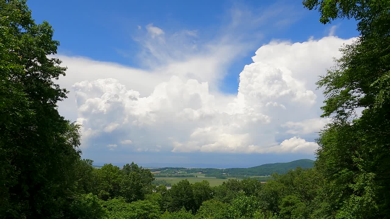 un lapso de tiempo de una tormenta sobre el paisaje