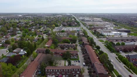 toma aérea de casas adosadas en milton en un día nublado de verano