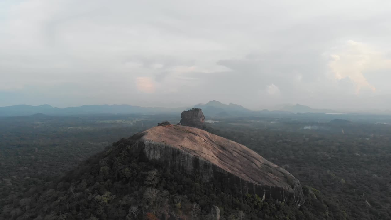 스리랑카에서 가장 인기있는 관광지 중 하나 인 피두랑갈라와 시기리아 바위의 비행.