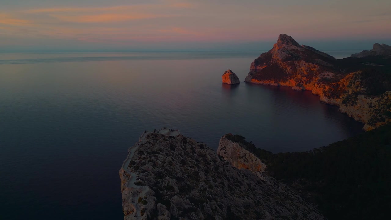 Punto panoramico dell'isola di Es Colomer, Cap Formentor, Maiorca, Spagna. Bellezza naturale scenografica al tramonto dell'ora d'oro. Montagne cinematografiche, formazioni rocciose, paesaggio costiero. Riprese aeree epiche con drone documentaristico 4K UHD