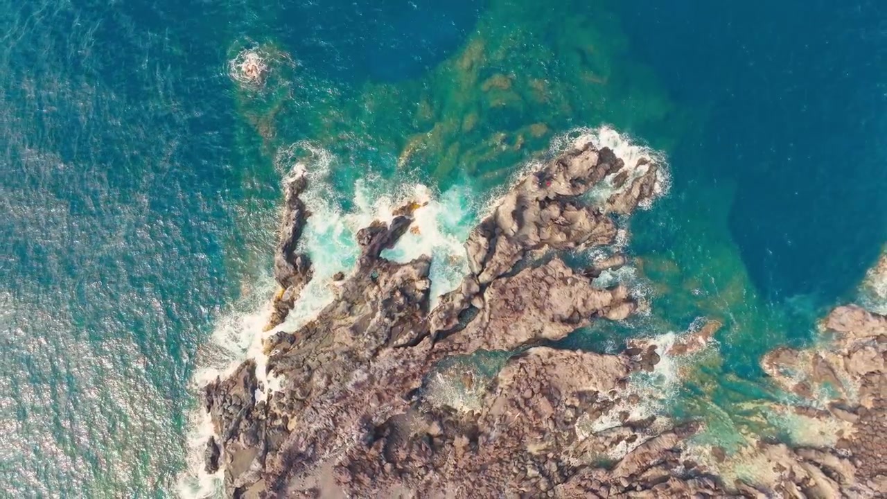 Cinematic drone views of Tenerife’s crystal-clear waters, volcanic coastlines, golden beaches, and vibrant island summer vibes captured from above.El Draco