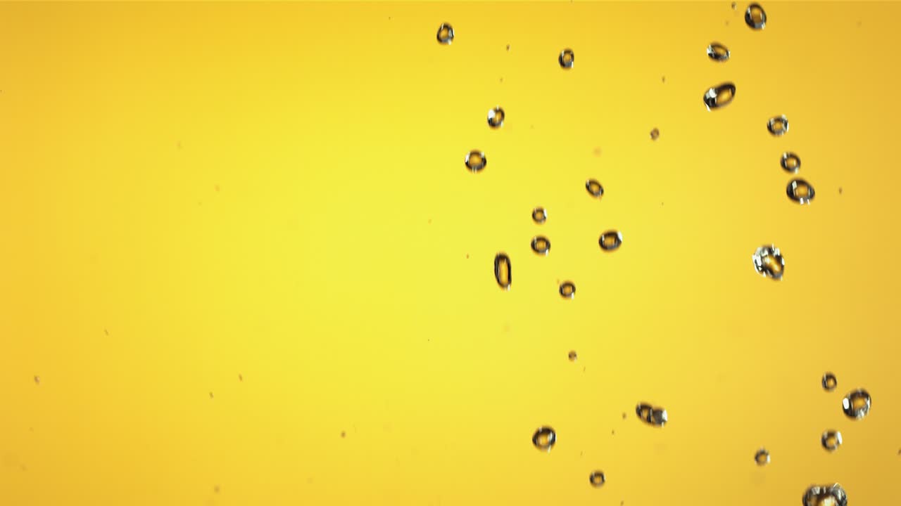 vuelo de limón en fondo amarillo en cámara lenta