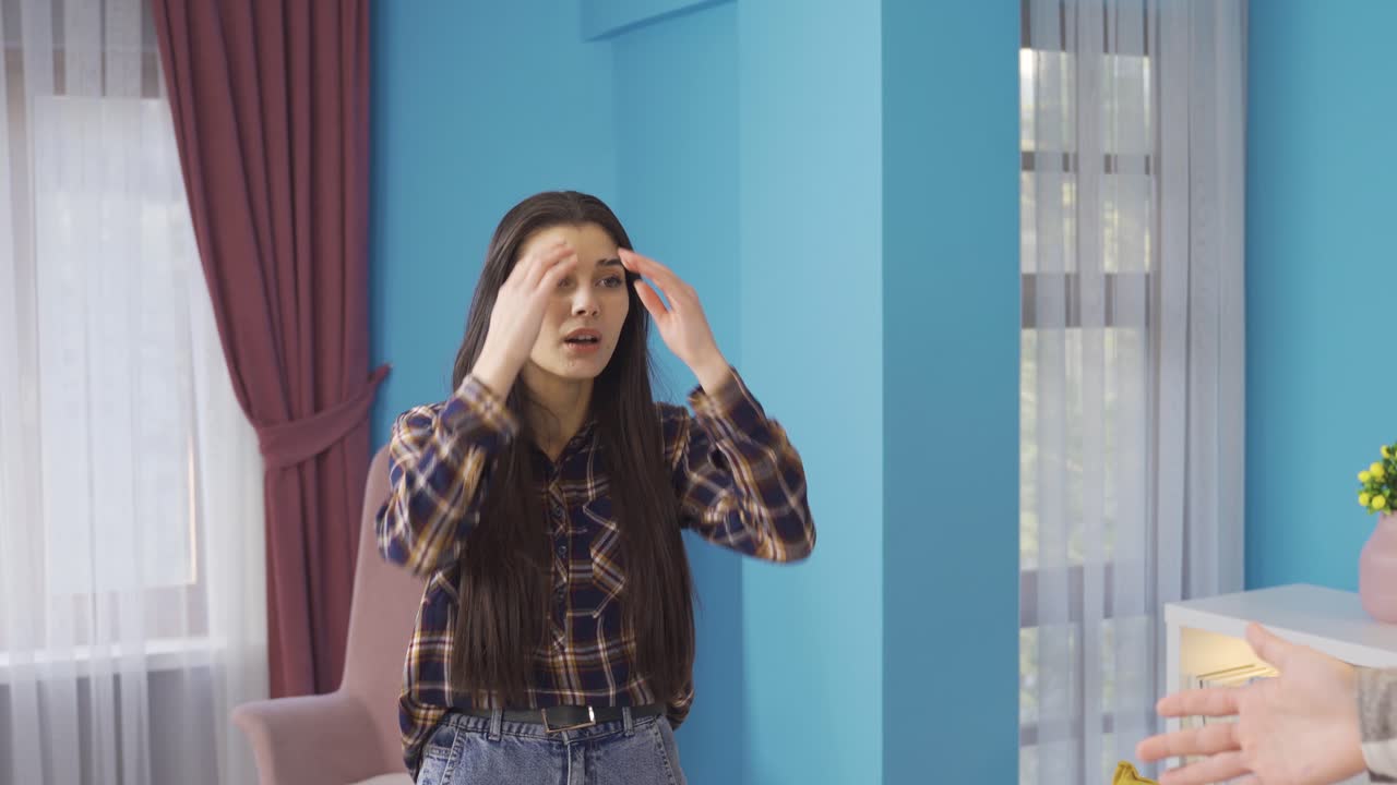 불행한 젊은 부부는 싸우고, 그들의 관계는 잘 진행되지 않고, 그들은 이혼하거나 헤어지고 싶어합니다.