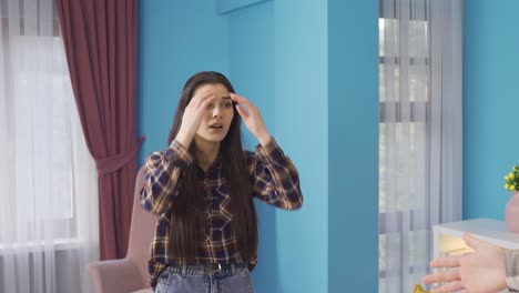 la infeliz pareja joven está peleando, su relación no está progresando bien, quieren divorciarse o separarse.