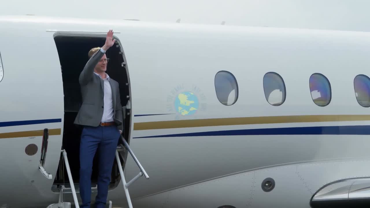 Animazione del testo 'salva il pianeta' su uomo d'affari caucasico all'aeroporto