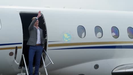 animación de salvar el planeta texto sobre el hombre de negocios caucásico en el aeropuerto.