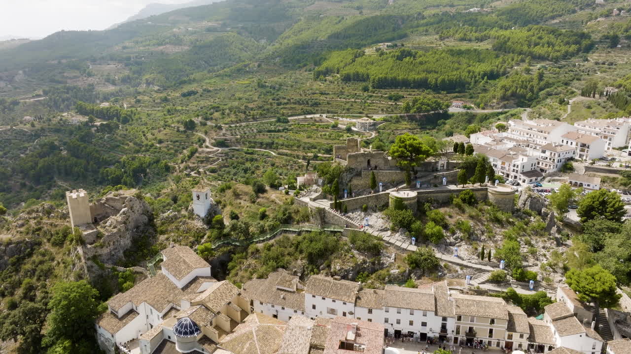 Veduta aerea di un incantevole villaggio di montagna spagnolo con un castello storico