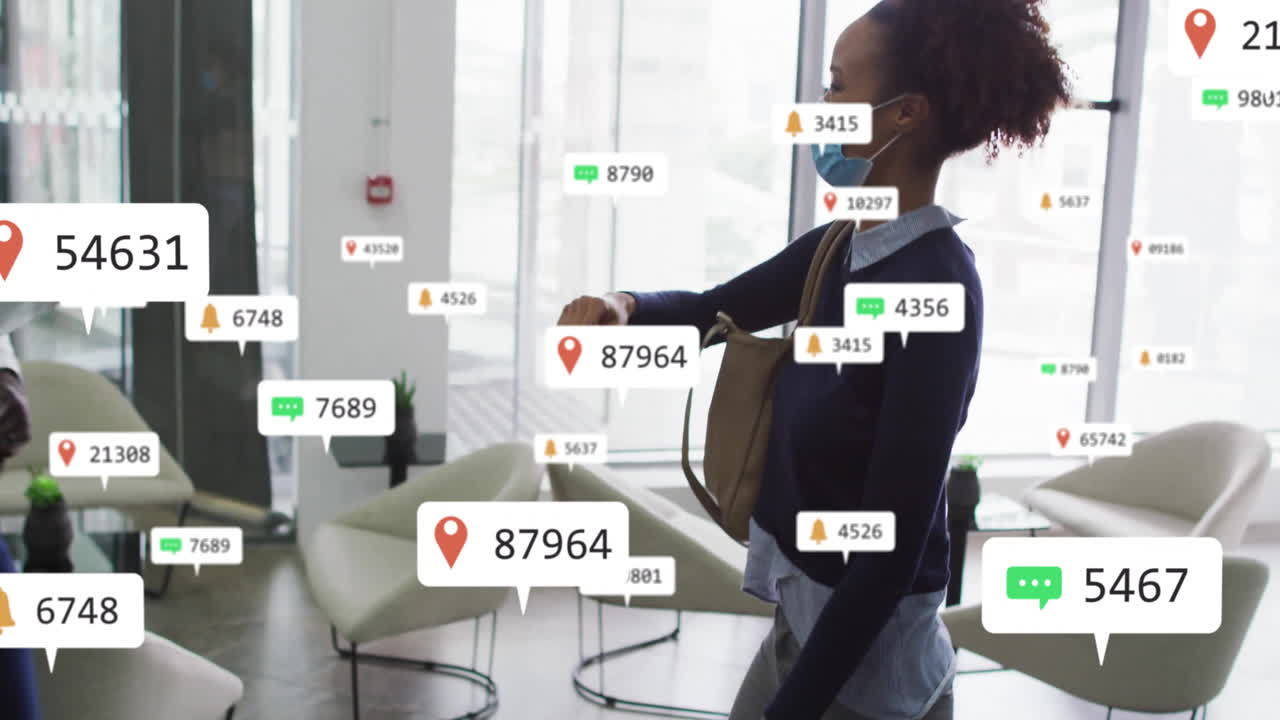 Kvinde går på kontor, omgivet af animation med digitale dataikoner.