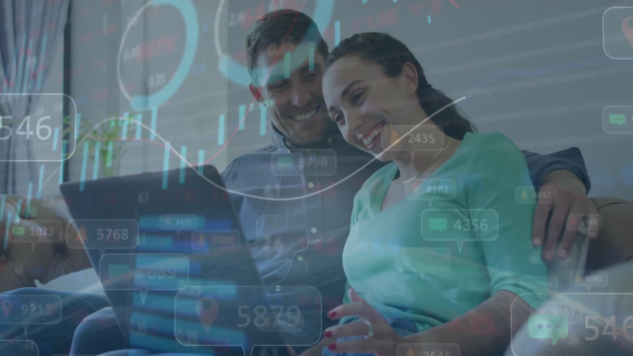 animación de procesamiento de datos en gráficos sobre una feliz pareja caucásica usando una computadora portátil en casa