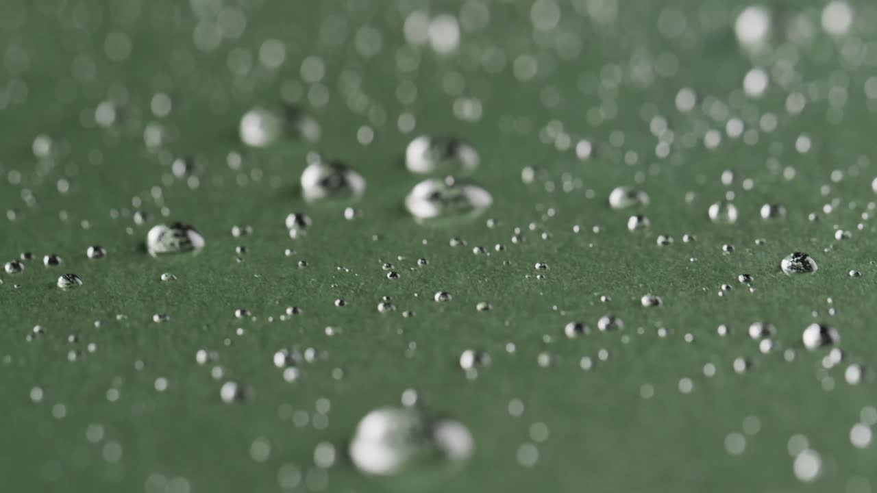 녹색 배경에 복사 공간과 함께 물방울의 클로즈업의 마이크로 비디오