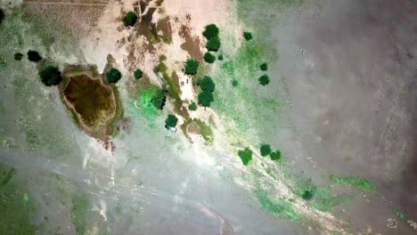 paisaje natural alrededor del lago magadi en kenia - antena arriba hacia abajo