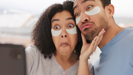 Selfie-De-Teléfono-Para-El-Cuidado-De-La-Piel-Pareja-Tomando-Feliz