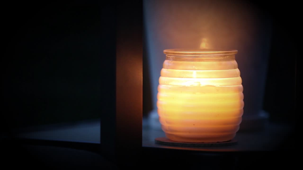 흰색 안개가 자욱한 항아리에서 완벽한 촛불 깜박임