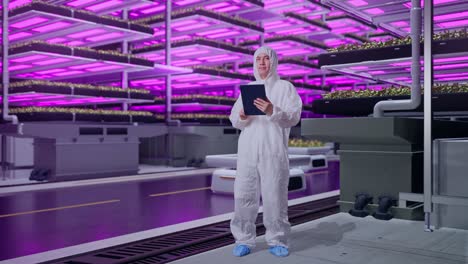 empleado de la agricultura vertical con equipo de protección