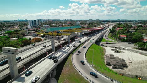 Tráfico-Y-Puente-En-Construcción-En-La-Ciudad-De-Miami,-Florida,-EE.UU.