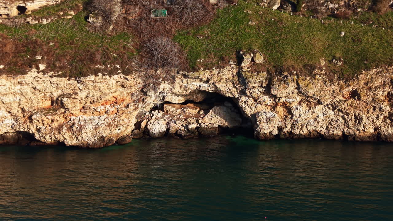 Vista panoramica della costa rocciosa con l'acqua sottostante durante il giorno in un ambiente naturale