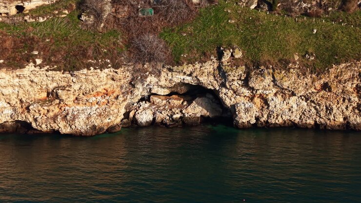 Vista panoramica della costa rocciosa con l'acqua sottostante durante il giorno in un ambiente naturale