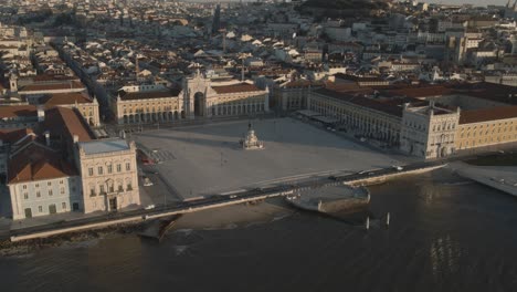 Flächendrohnenaufnahmen-Des-Historischen-Zentrums-Praca-Do-Comercio-Stadtplatz-In-Lissabon,-Portugal,-Gefilmt-Bei-Sonnenuntergang